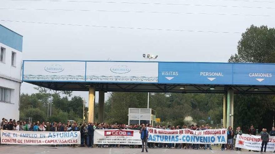 Manifestantes concentrados a la entrada de la fábrica.