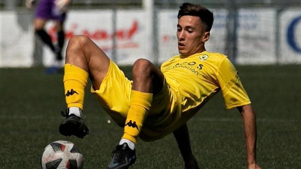 Víctor Eimil controla un balón desde el suelo en el campo del Prat al principio de la temporada.