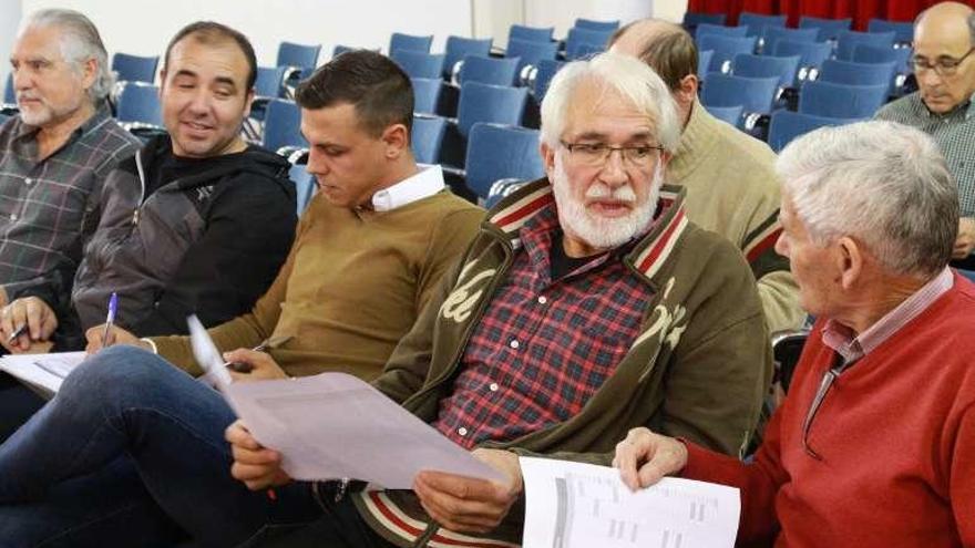 Asistentes a la subasta de chopo.