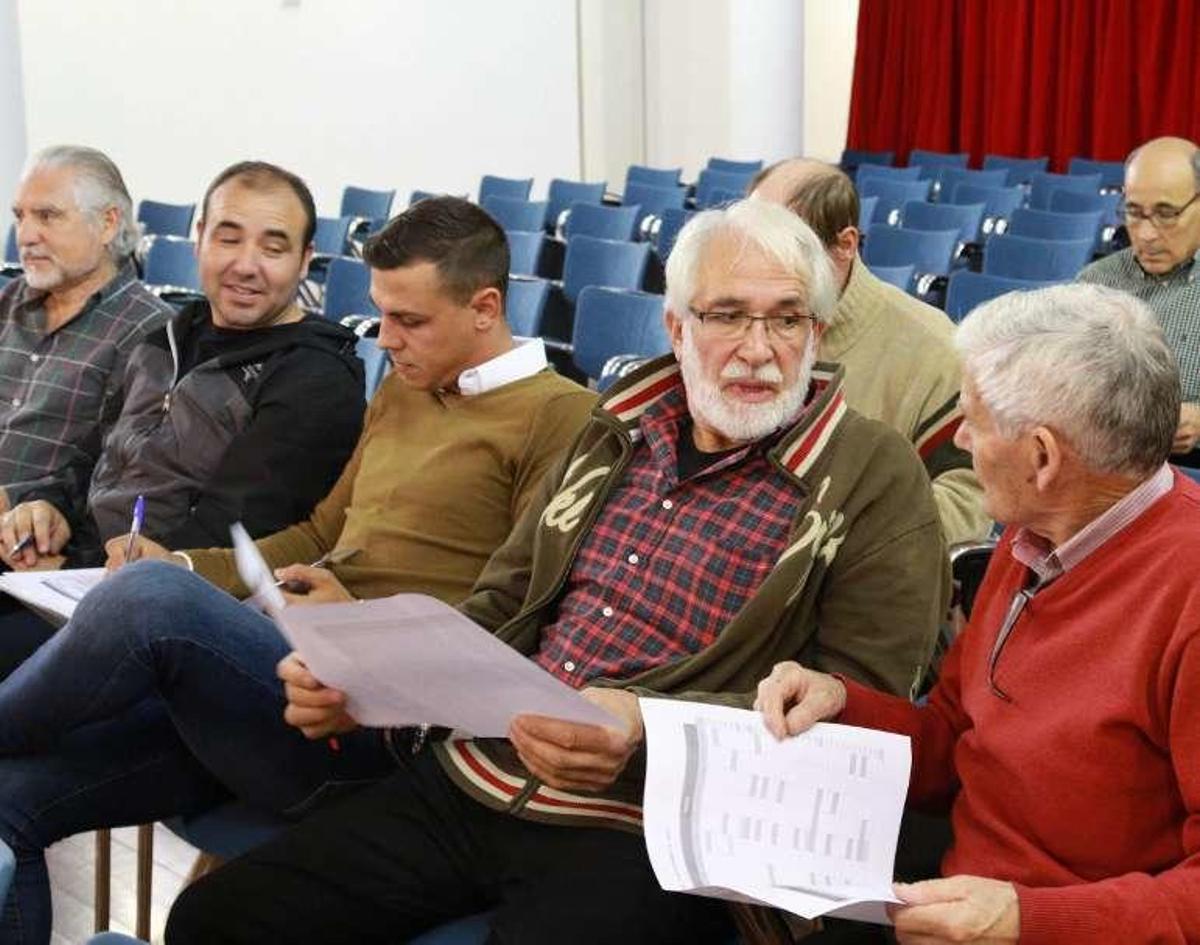 Asistentes a la subasta de chopo.