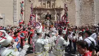 Algemesí exhibe la fuerza de sus tradiciones con el termómetro a 40 º C