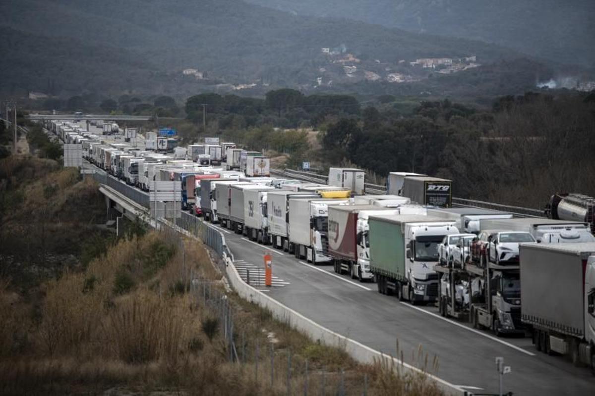 Camiones españoles atrapados en el último peaje francés antes de La Jonquera este jueves.
