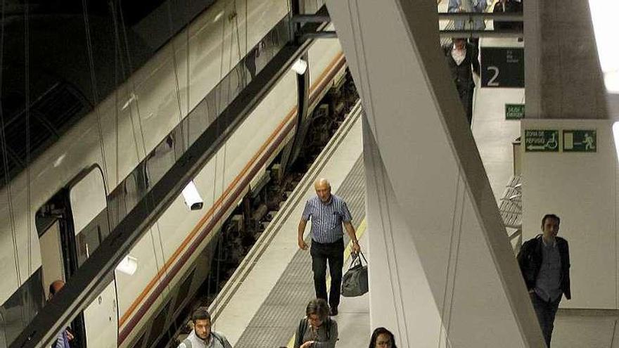 Pasajeros saliendo de un tren en la estación de Vigo-Urzáiz. // J. Lores