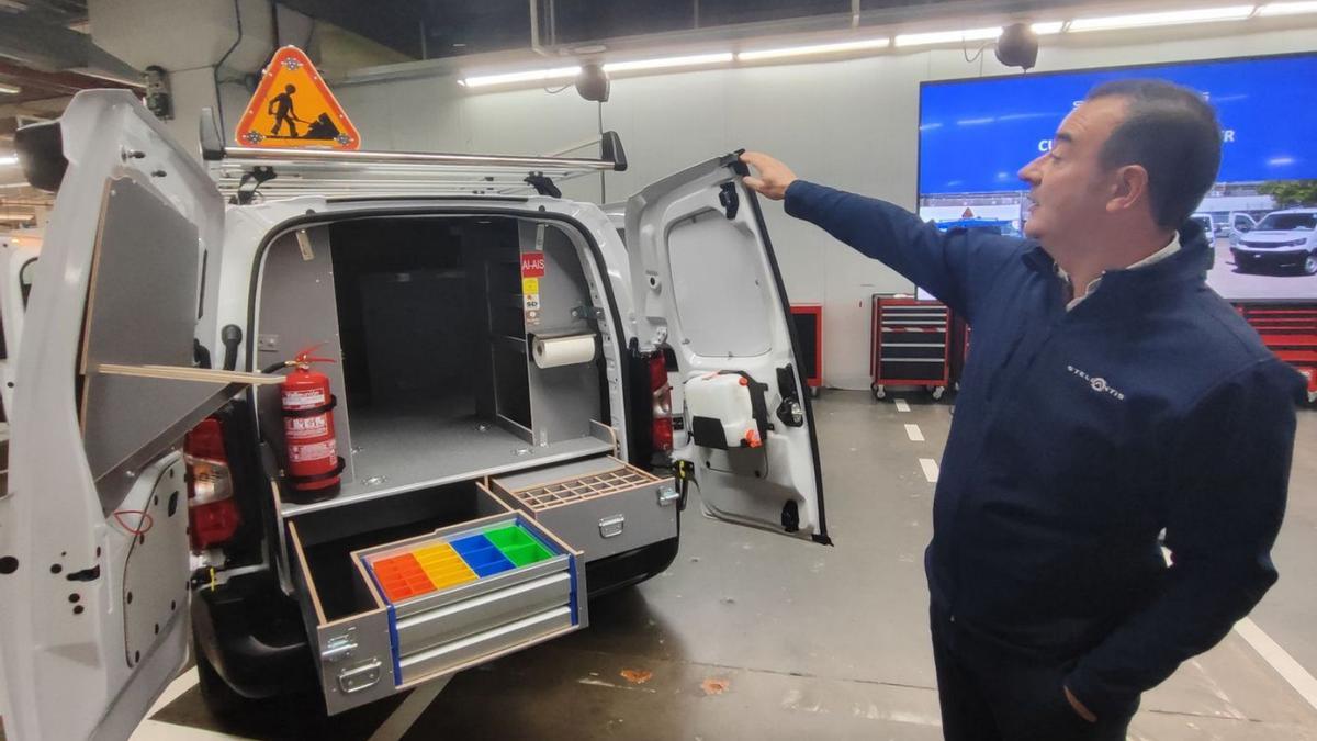 Laudelino Laiz, con una de las furgonetas convertidas en Stellantis Vigo.
