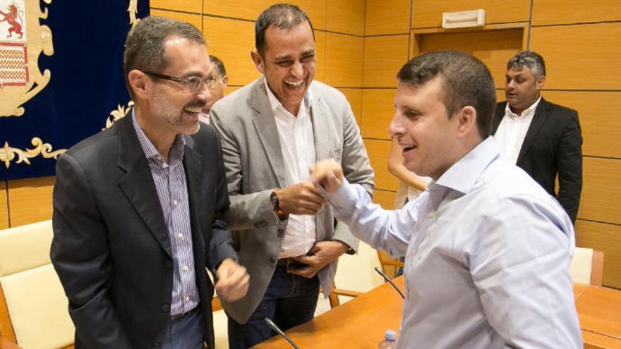 PSOE, NC y Podemos firman desalojar a CC tras 20 años al frente del Cabildo