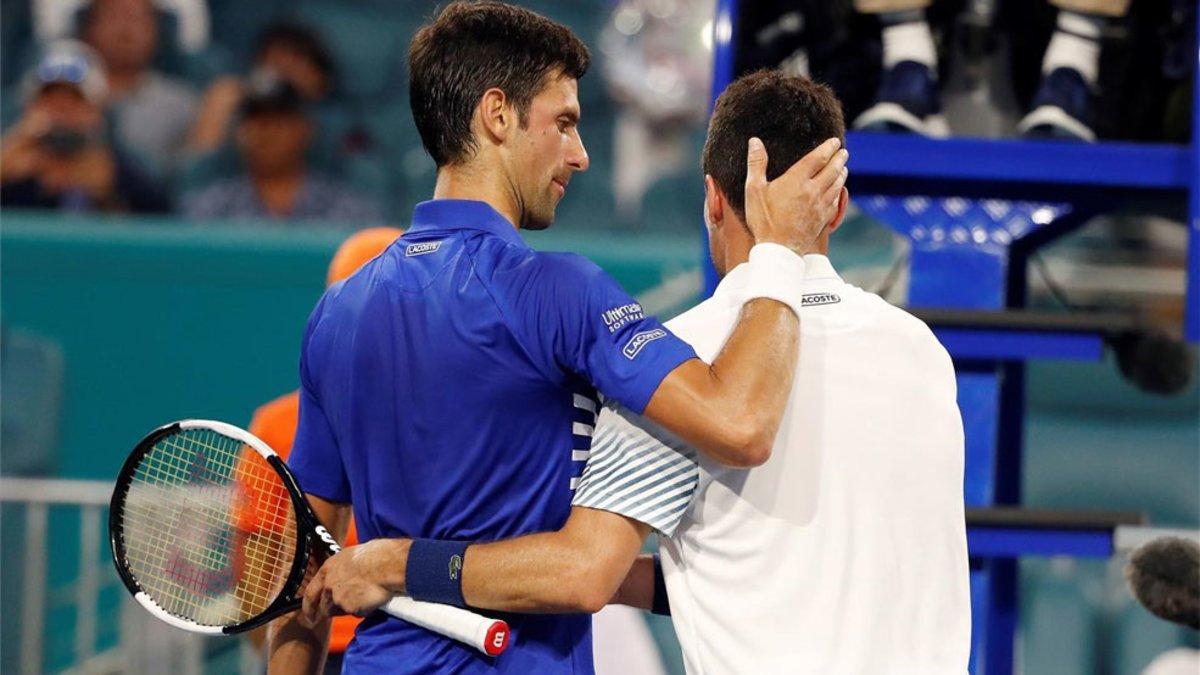 Djokovic saludando a Bautista tras el partido