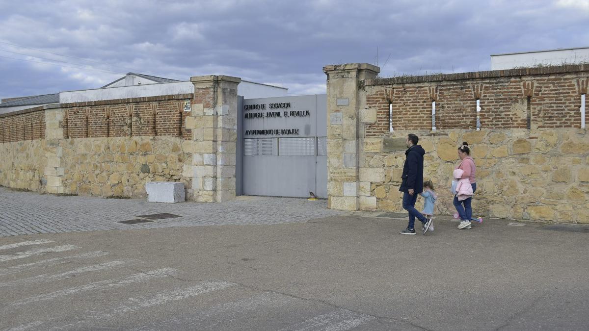 Puerta de acceso al albergue juvenil del Revellín, en San Roque.