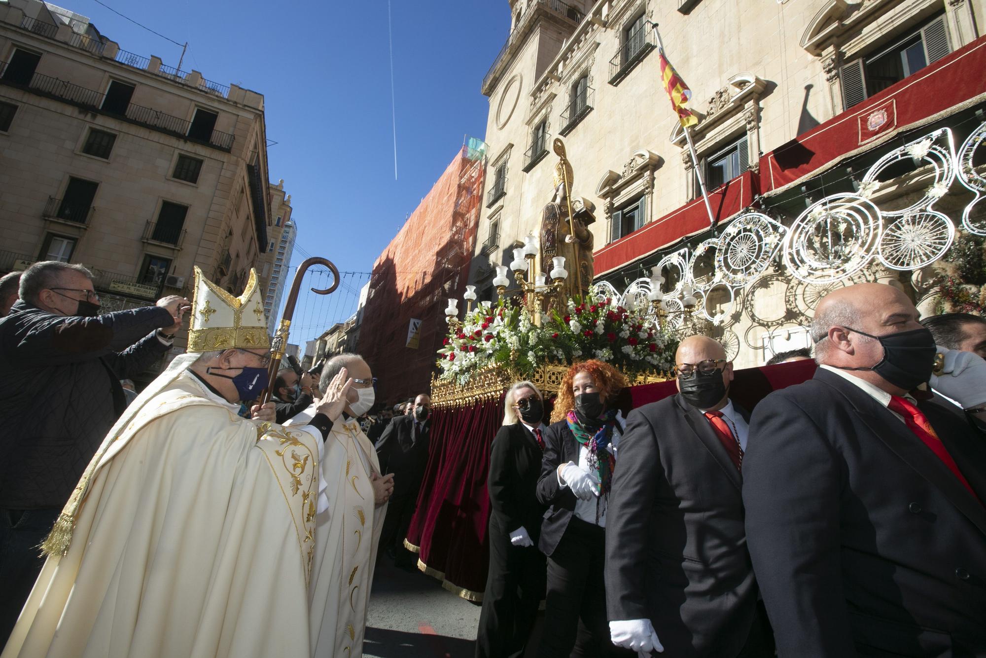 Procesión de San Nicolás y ambiente festivo en Alicante por el Día de la Constitución