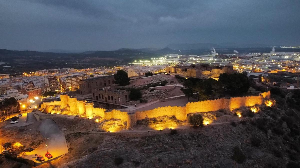 Panorámica actual del castillo de Onda, iluminado por la noche.