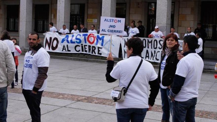 Los trabajadores de Alstom, ayer ante la Subdelegación del Gobierno.