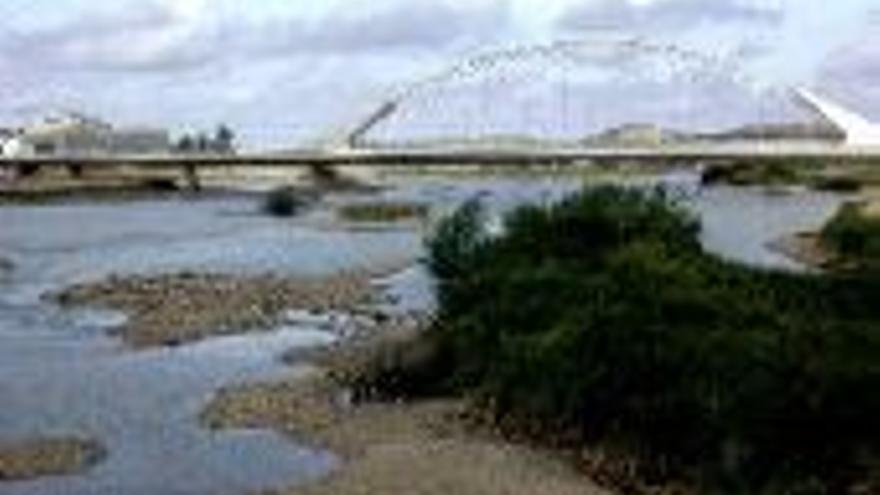 El paseo fluvial del río Guadiana se corta al paso de los peatones