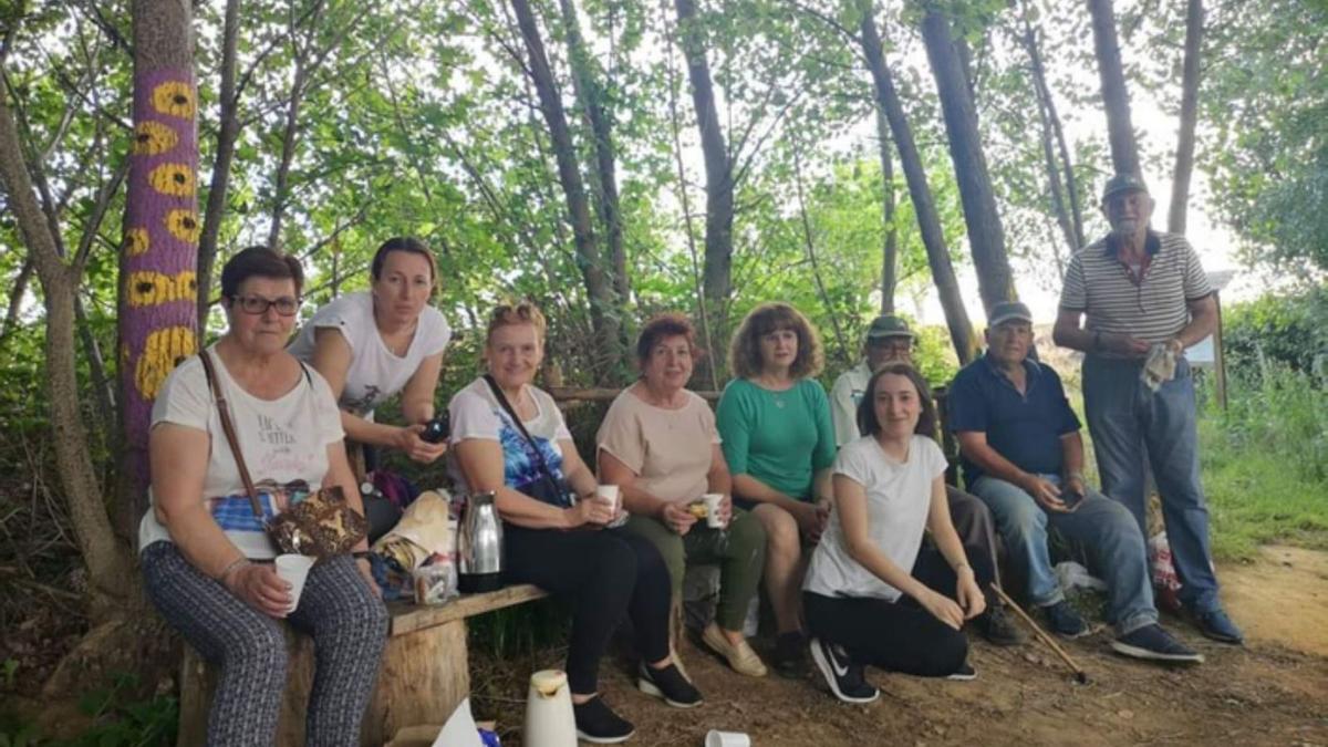 Una de las visitas guiadas por la ruta de Santibáñez. | E. P.