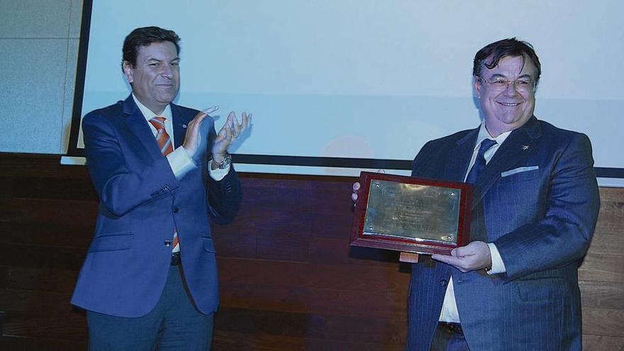 El director de Castillo Benavente, Juan José Monje González, con el premio entregado por el consejero de Empleo, Carlos Fernández Carriedo.
