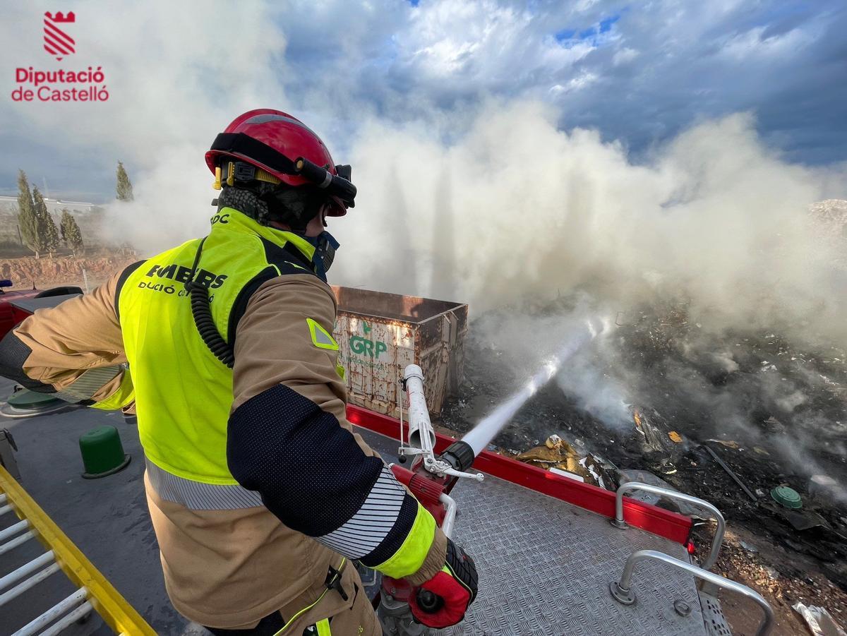 Imégenes de los bomberos en el incendio de Moncofa