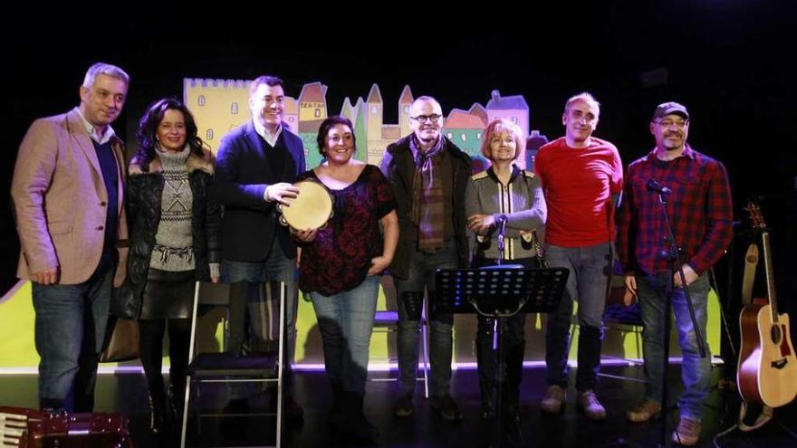 De esquerda a dereita, Valentín García, secretario xeral de Normalización Lingüística; Belén Iglesias, concelleira; o conselleiro de Cultura, Román Rodríguez; Uxía; o alcalde Xesús Váquez, Mercedes Gallego, xefa territorial de Cultura, e os músicos Magín Blanco e Santi Cribeiro. // Jesús Regal