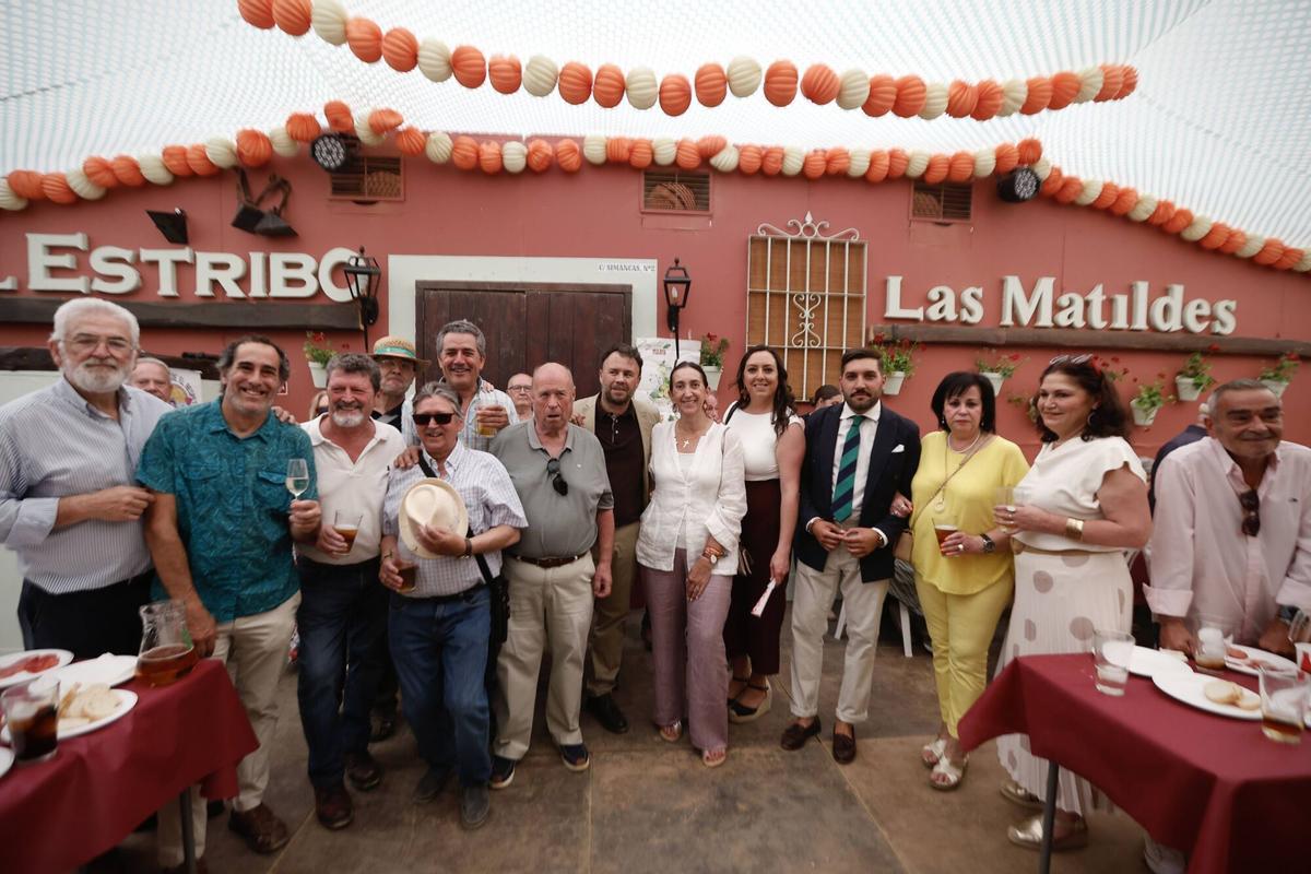 Peñas y el PSOE brindan en un caluroso sábado de Feria