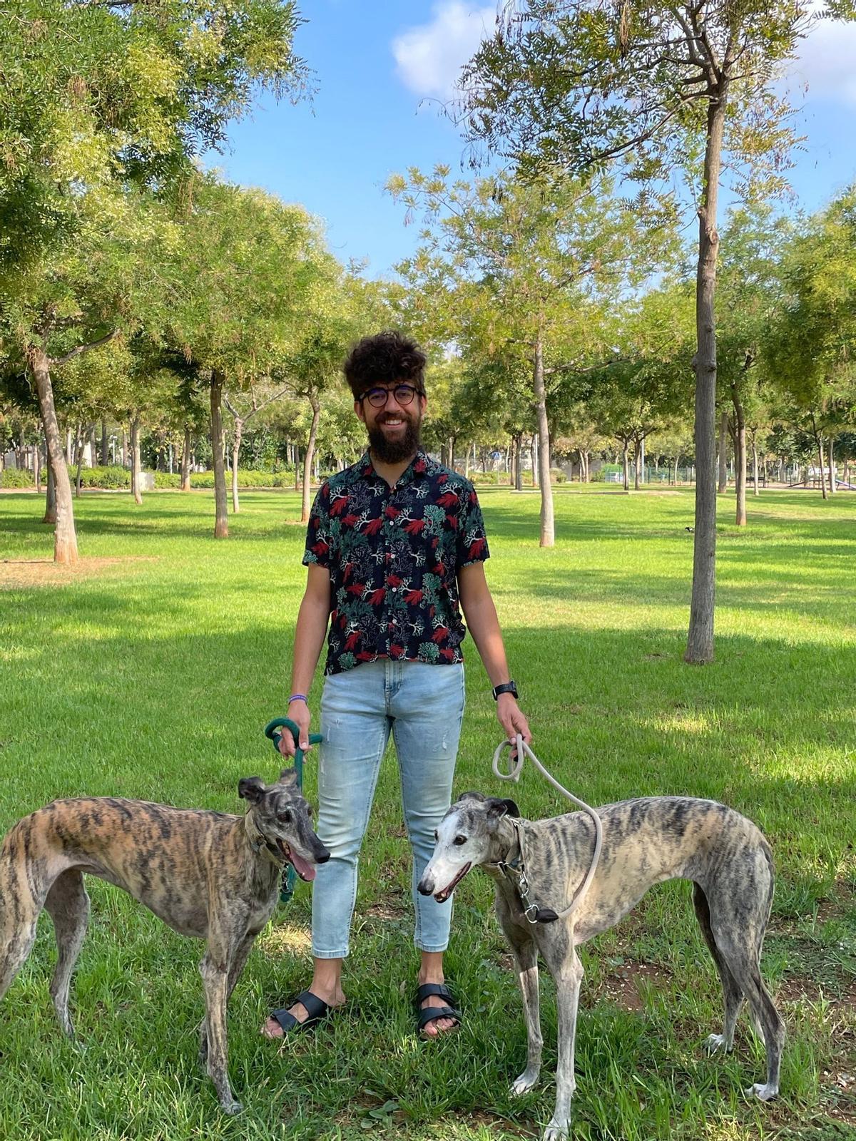 Carlos Navarro, de paseo con sus perros.