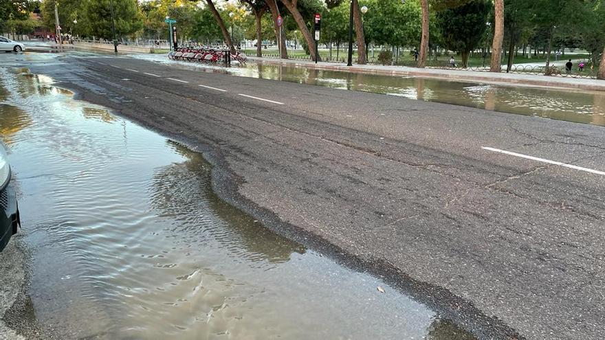 La calle Valle de Oza, en El Rabal, inundada tras un reventón.