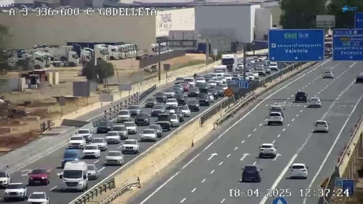 La A-3, a la altura de Godelleta, registra importantes retenciones durante la Operación Salida de Semana Santa.