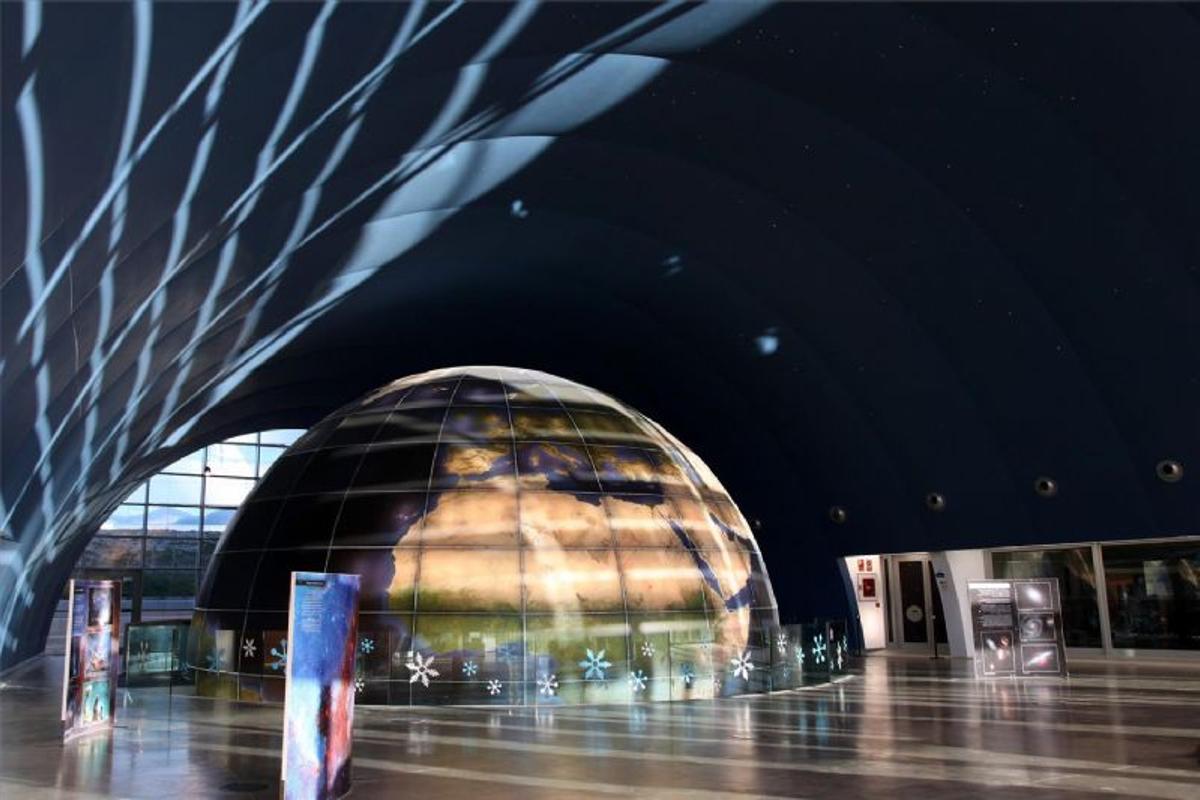 Imagen del hall del planetario de Huesca