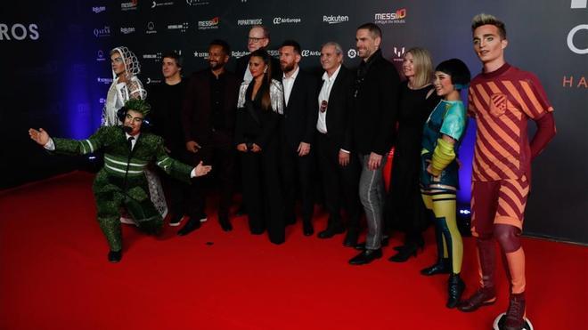 Las imágenes de la alfombra roja de Messi 10 - Messi y Antonela, con los actores del show