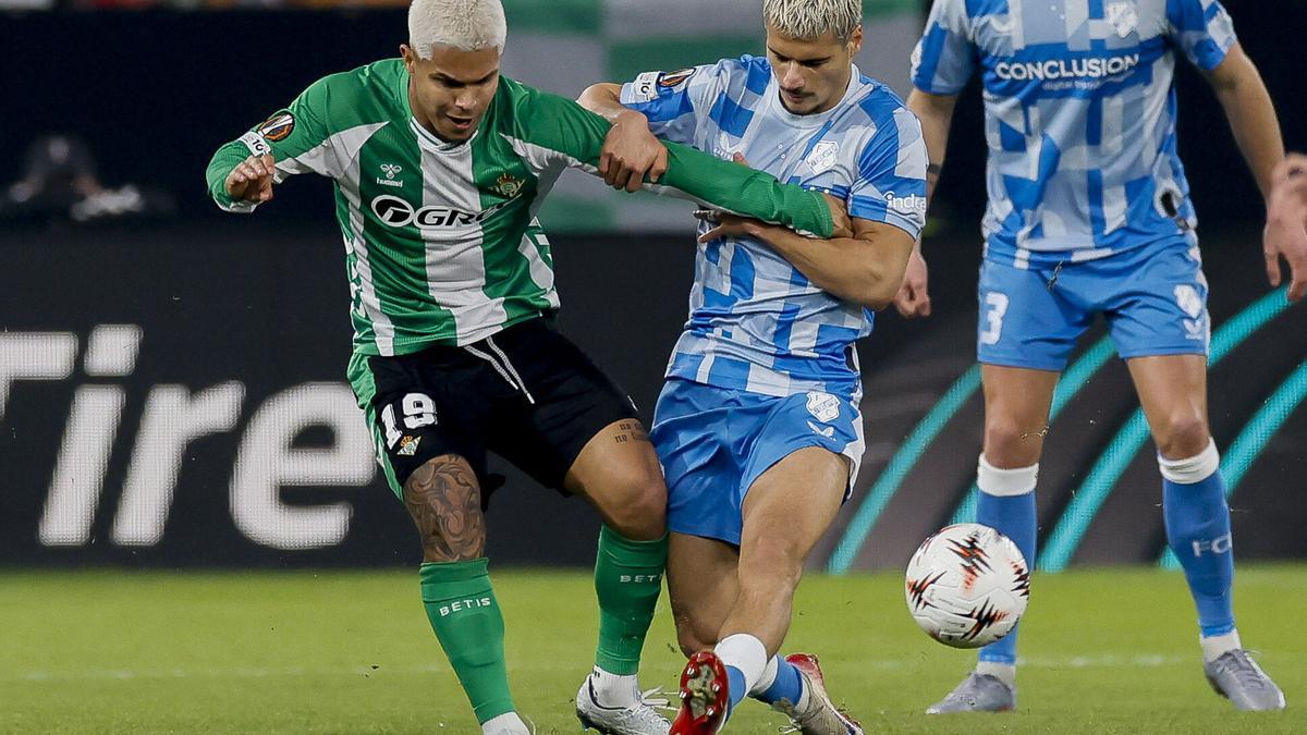 SEVILLA, 27/11/2025.- El delantero del Betis Cucho Hernández (i) disputa un balón ante el centrocampista del Utrecht Can Bozdogan (d) durante el partido de la Liga Europa de la UEFA entre el Real Betis y el FC Utrecht, este jueves en el estadio de La Cartuja de Sevilla. EFE/ José Manuel Vidal