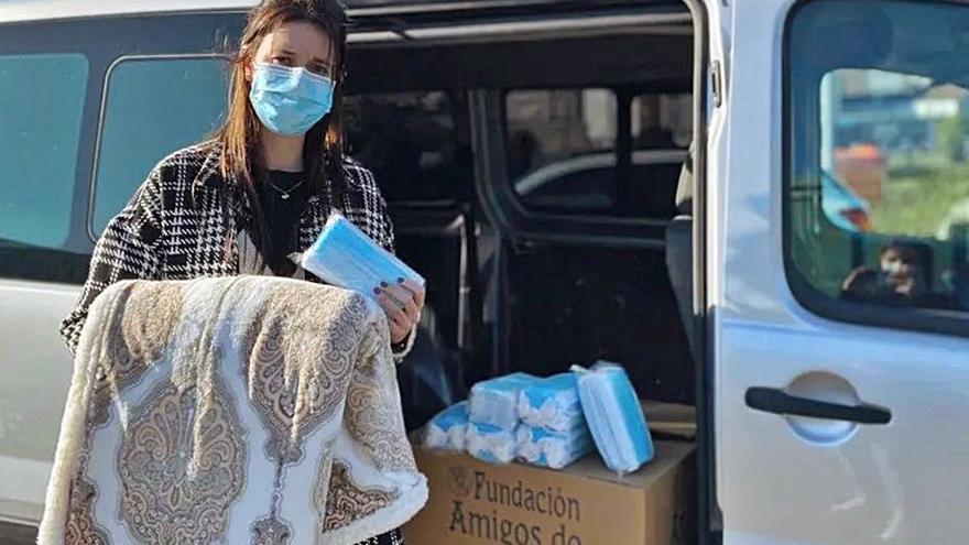 Amigos de Galicia distribuye ropa de abrigo y mascarillas. |  // CEDIDA