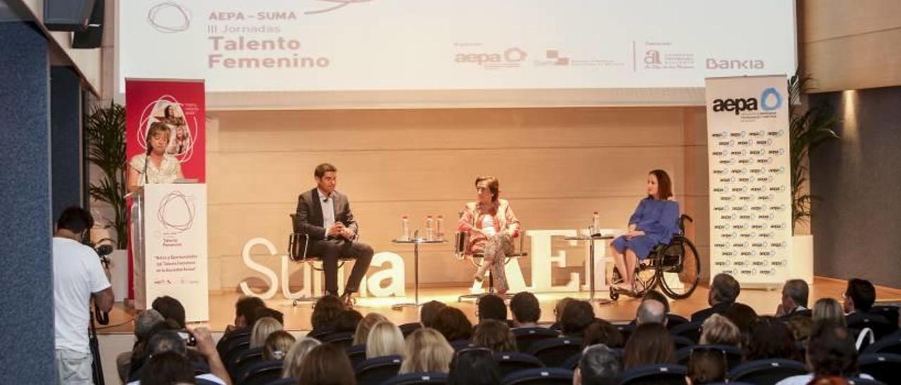 Manuel Bonilla junto a Victoria Prego y Sofía Balsalobre Navarro, con Marcela Fernández de pie, en la jornada celebrada ayer en el Club INFORMACIÓN.