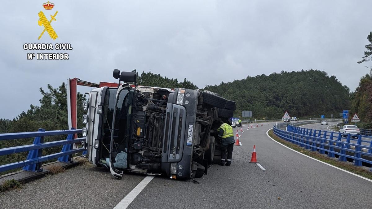 Dos heridos leves y ocho vacas muertas tras despeñarse 50 metros al ...