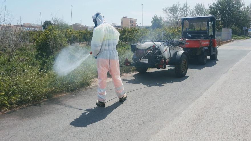 Imagen de archivo de un técnico fumigando mosquitos.