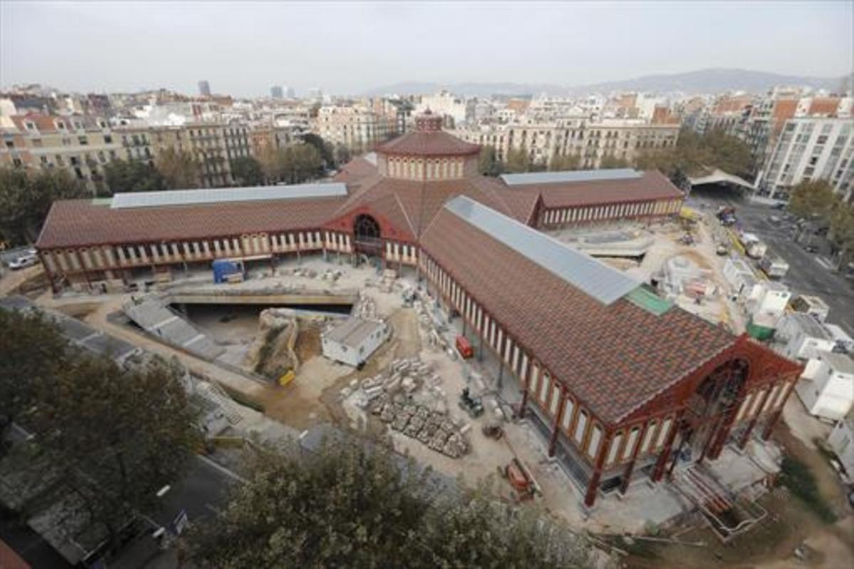 Estado del mercado de Sant Antoni, ayer, con la enorme estructura metálica y la gran cubierta ya restauradas y con obras en las plazas que se ganarán entre las cuatro alas.