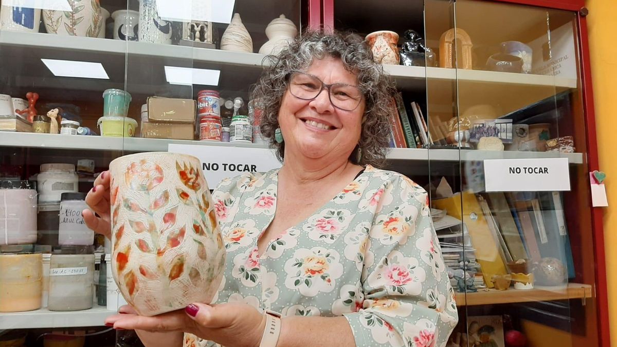 Victoria González, con una pieza elaborada por su marido, su "alumno favorito"