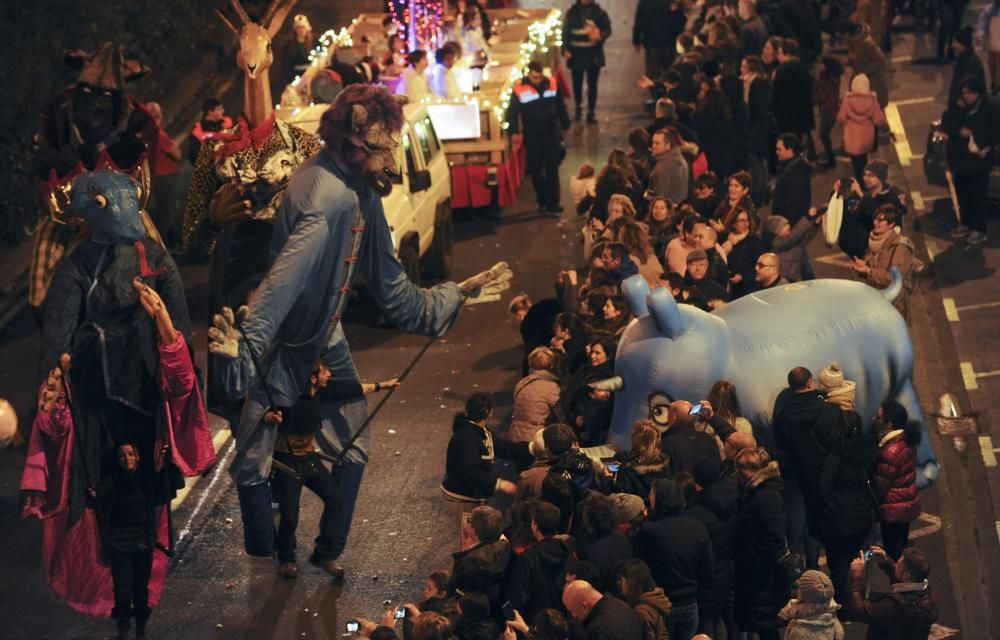 Los Reyes Magos recorren la ciudad desde O Castrillón hasta la plaza de María Pita.