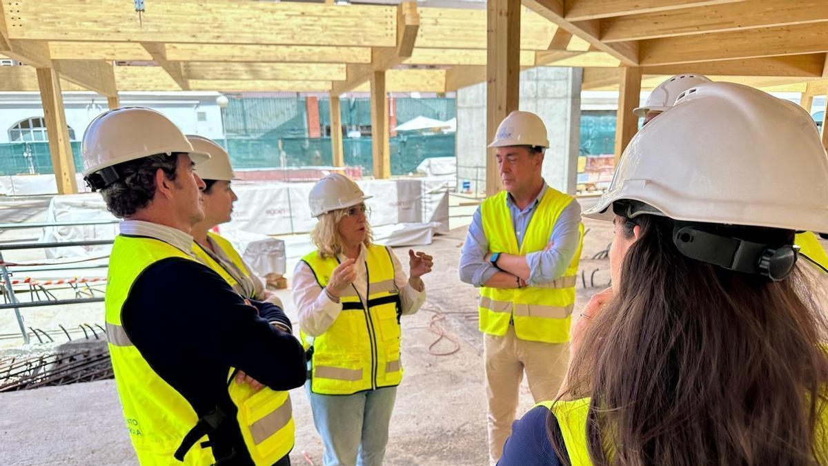 La alcaldesa de Fuengirola, Ana Mula, pide mayor celeridad en las obras del Nuevo Mercacentro.