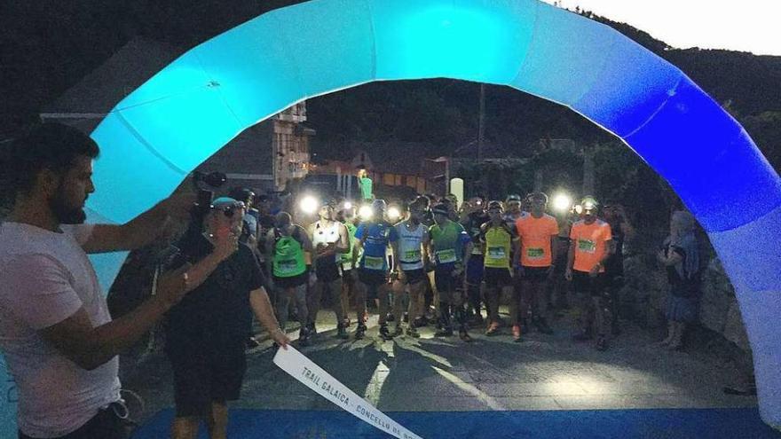 La salida de los participantes de la carrera nocturna en Boborás. // Iñaki Osorio