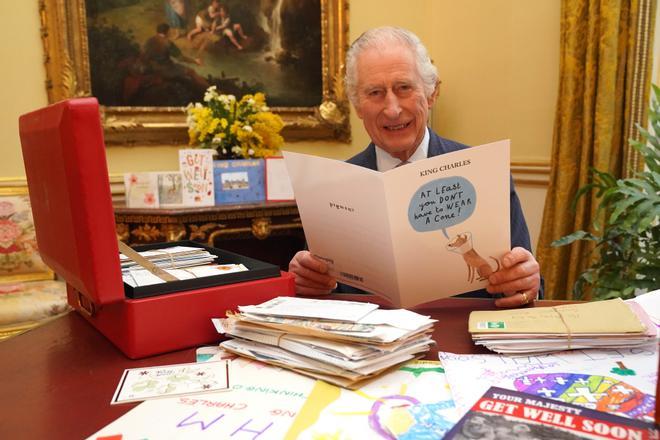 Carlos III leyendo las cartas y mensajes enviados tras su diagnóstico de cáncer en el palacio de Buckingham, Londres.