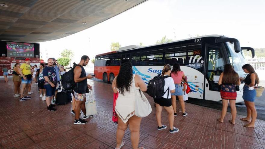 Varios viajeros esperan para entrar en el autobús en la estación de Sant Antoni. | JUAN A. RIERA