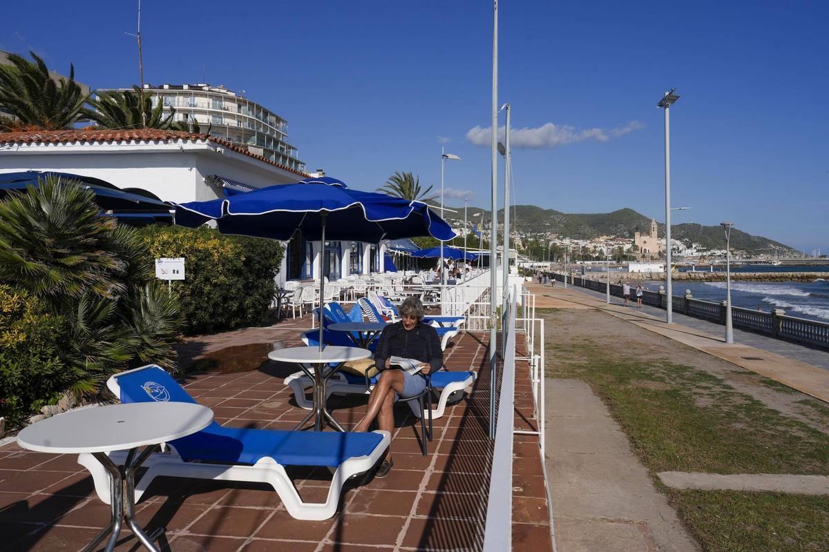 La zona de tumbonas del Club de Mar de Sitges.
