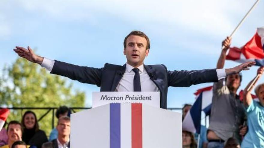 Emmanuel Macron fa un gest d&#039;eufòria durant un acte de campanya.