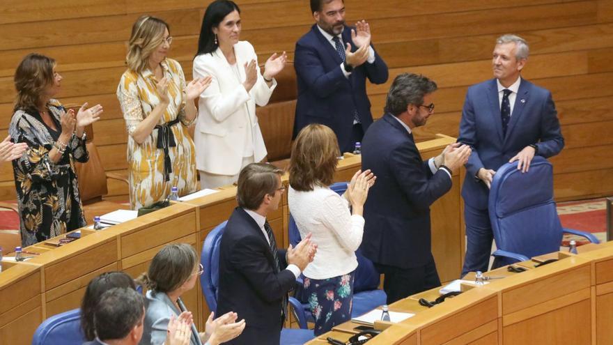 Alfonso Rueda recibe el aplauso de los diputados del PP tras concluir su intervención /  Xoán Álvarez
