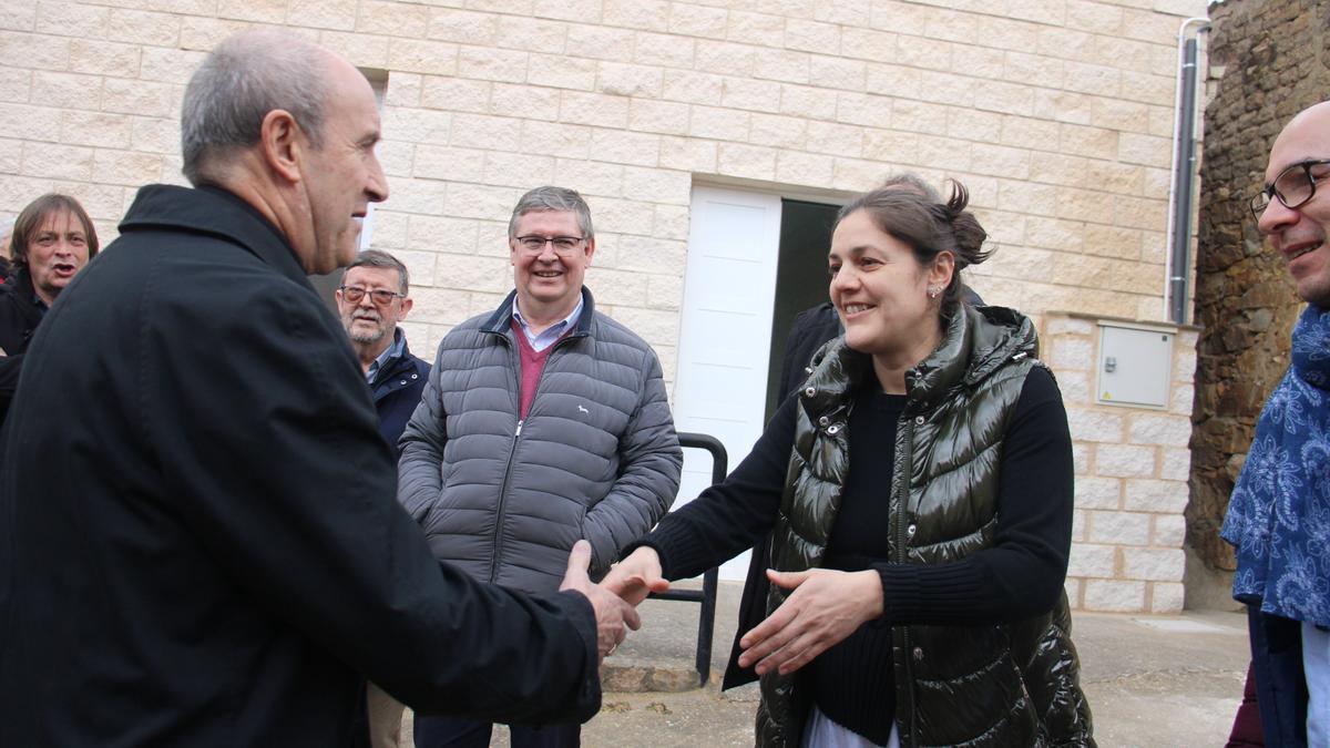 El obispo de Astorga, Jesús Fernández, saluda a la apicultora Laura Fernández Gago