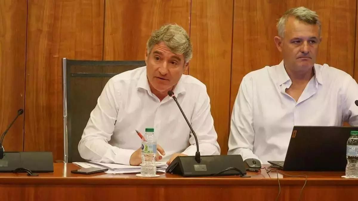 El alcalde de Orihuela, Pepe Vegara, y el secretario del Ayuntamiento, en un pleno