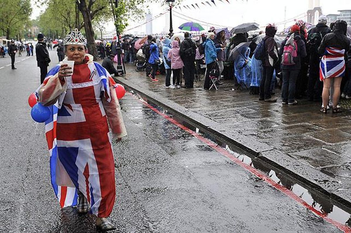 Una dona vestida amb la bandera britànica celebra l’aniversari de la reina Isabel II a prop del riu Tàmesi.