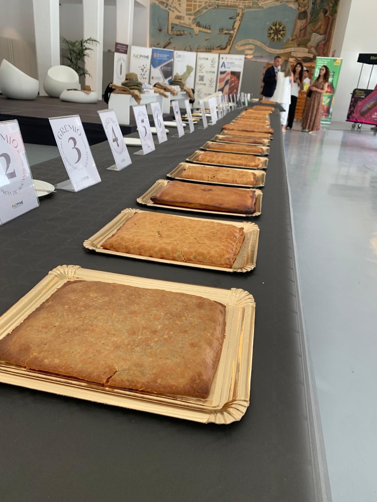 Una imagen de la cata del concurso de la mejor coca amb tonyina de Alicante