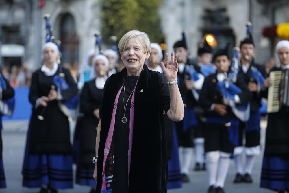 Desfile de los Reyes, personalidades y premiados en la alfombra azul