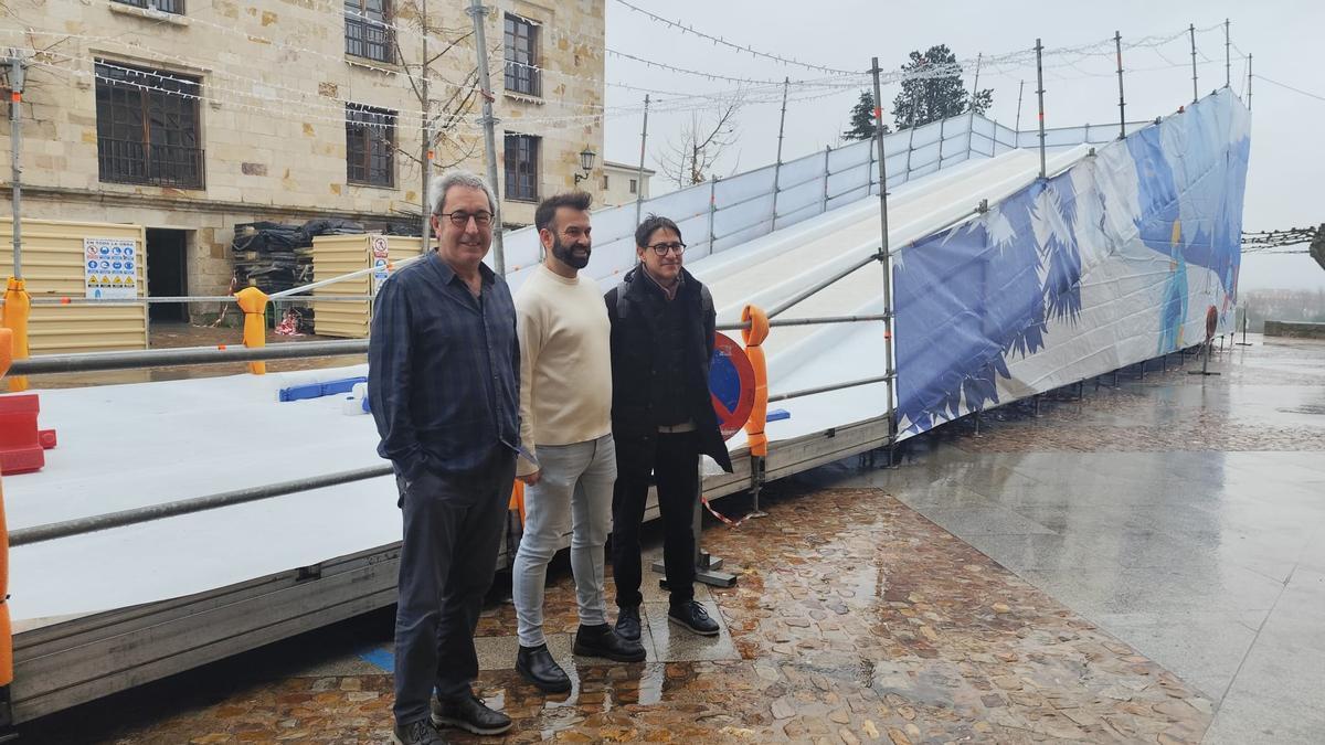 Responsables de la Biblioteca Pública, el Ayuntamiento y Azeco, en la presentación del tobogán de hielo y los talleres navideños.
