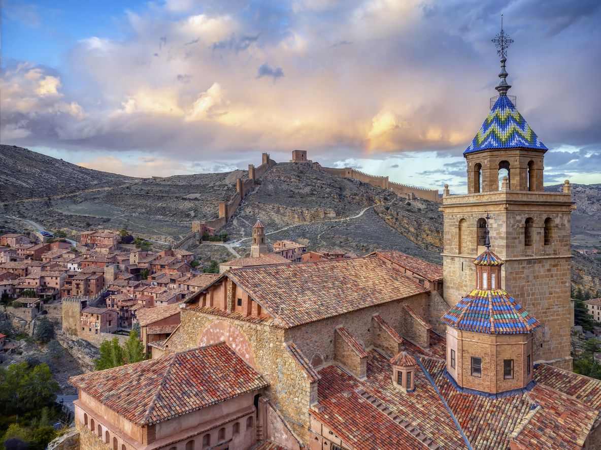 Vistas de Albarracín con su catedral en primer plano.