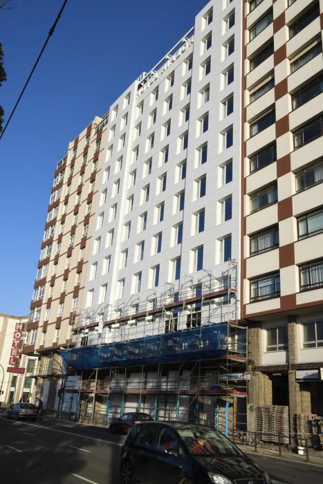 El hotel Riazor descubre su nueva fachada