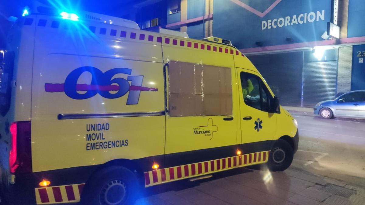 La ambulancia contra la que han disparado lleva un cartón en la ventanilla rota.