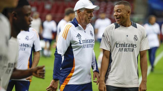 Carlo Ancelotti, entrenador del Real Madrid, conversa con Kylian Mbappé, antes de su debut en la Supercopa de Europa.